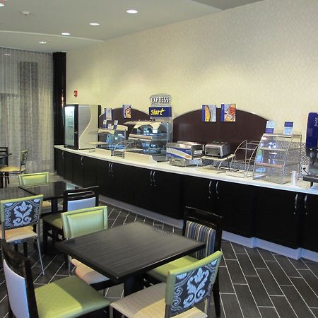 Holiday Inn Express & Suites Kansas City Airport By Ihg Exterior photo