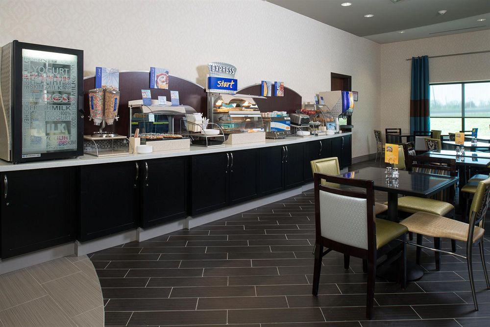 Holiday Inn Express & Suites Kansas City Airport By Ihg Restaurant photo