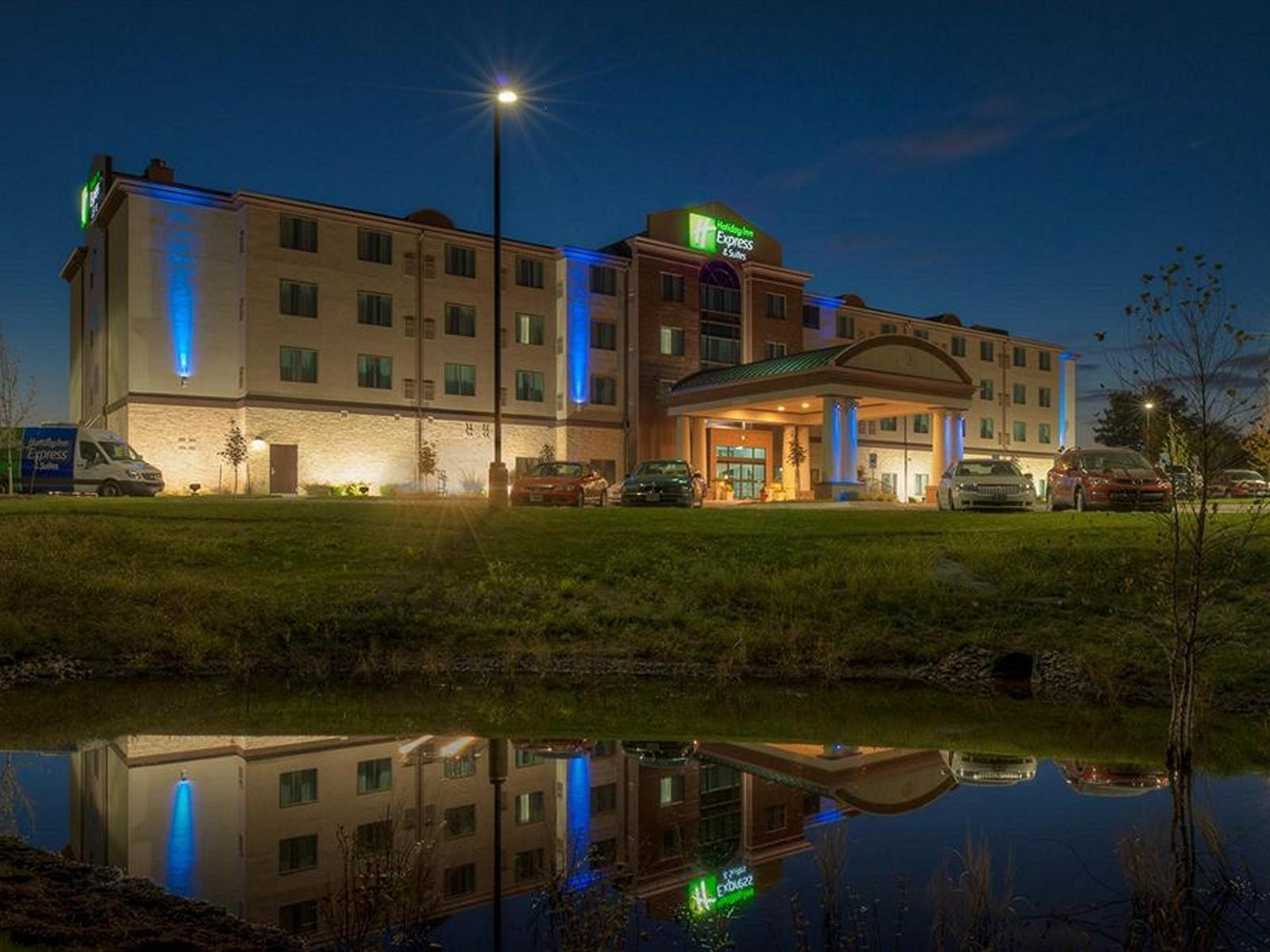 Holiday Inn Express & Suites Kansas City Airport By Ihg Exterior photo