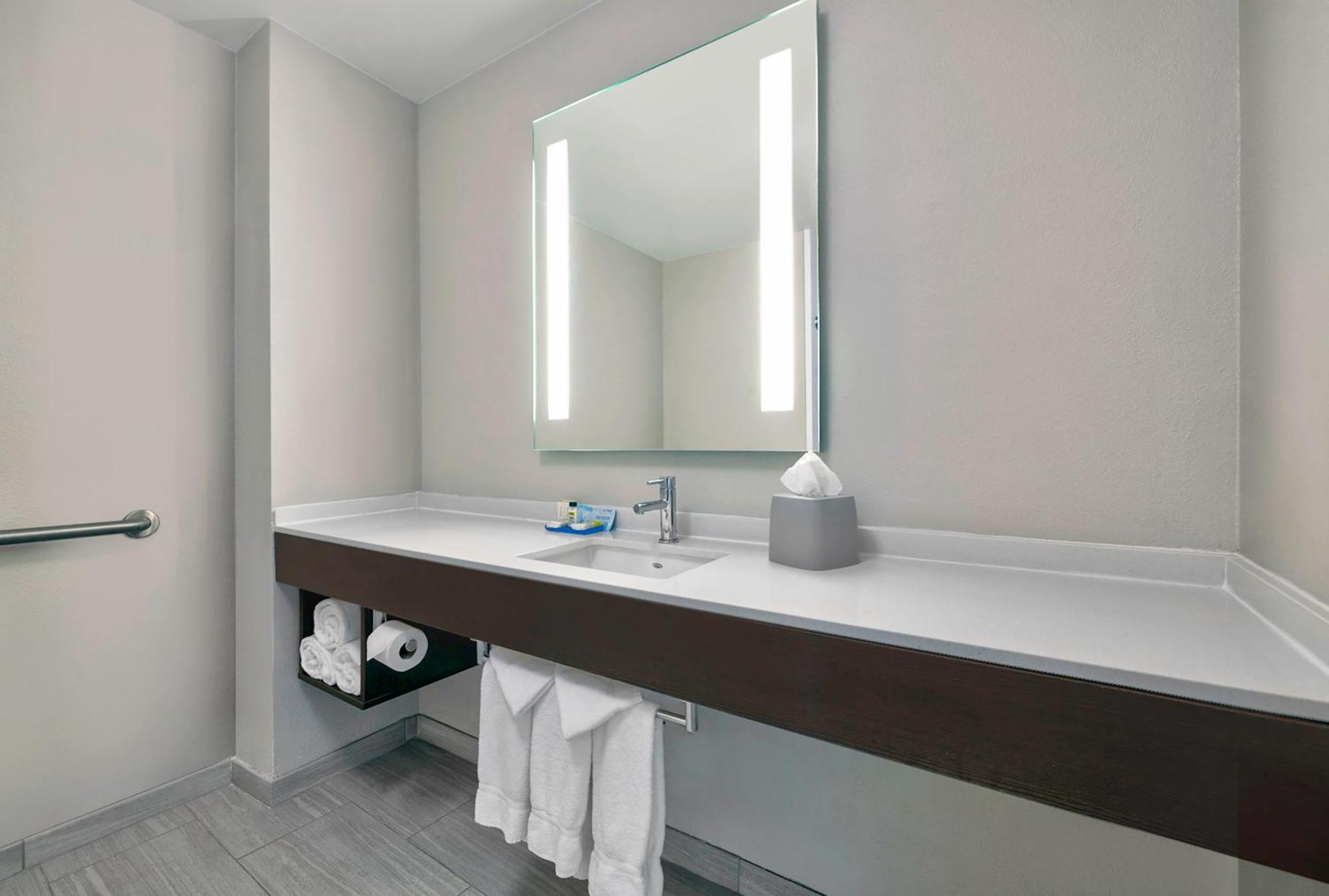 Holiday Inn Express & Suites Kansas City Airport By Ihg Exterior photo