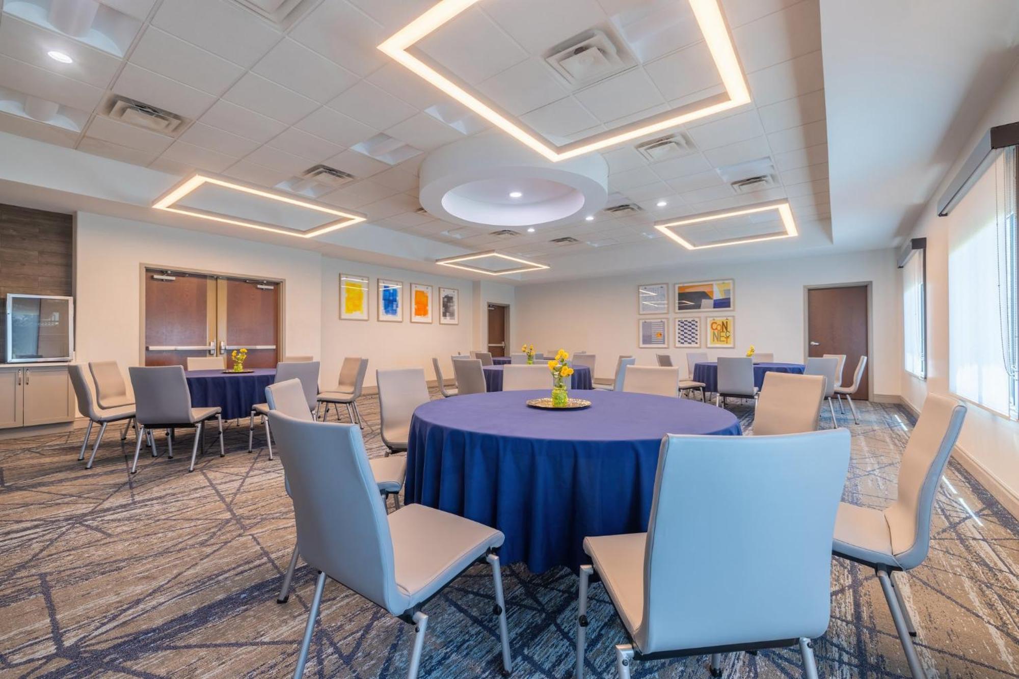 Holiday Inn Express & Suites Kansas City Airport By Ihg Exterior photo