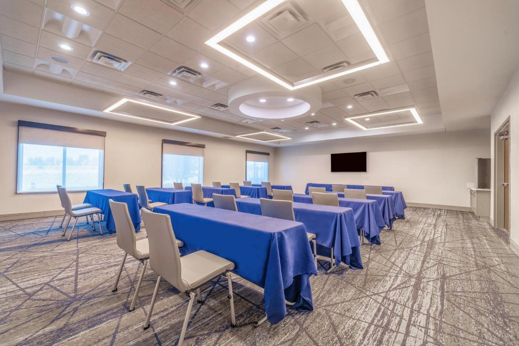 Holiday Inn Express & Suites Kansas City Airport By Ihg Exterior photo