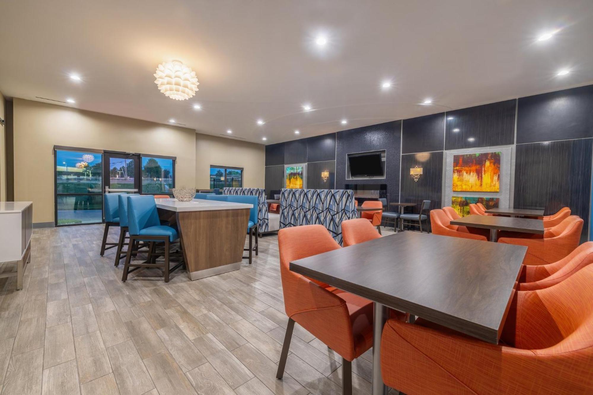 Holiday Inn Express & Suites Kansas City Airport By Ihg Exterior photo