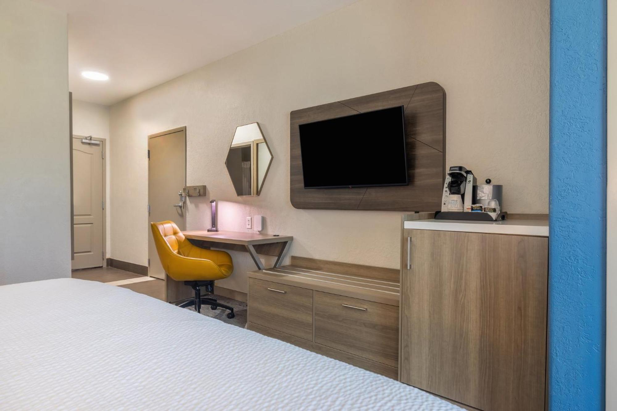 Holiday Inn Express & Suites Kansas City Airport By Ihg Exterior photo