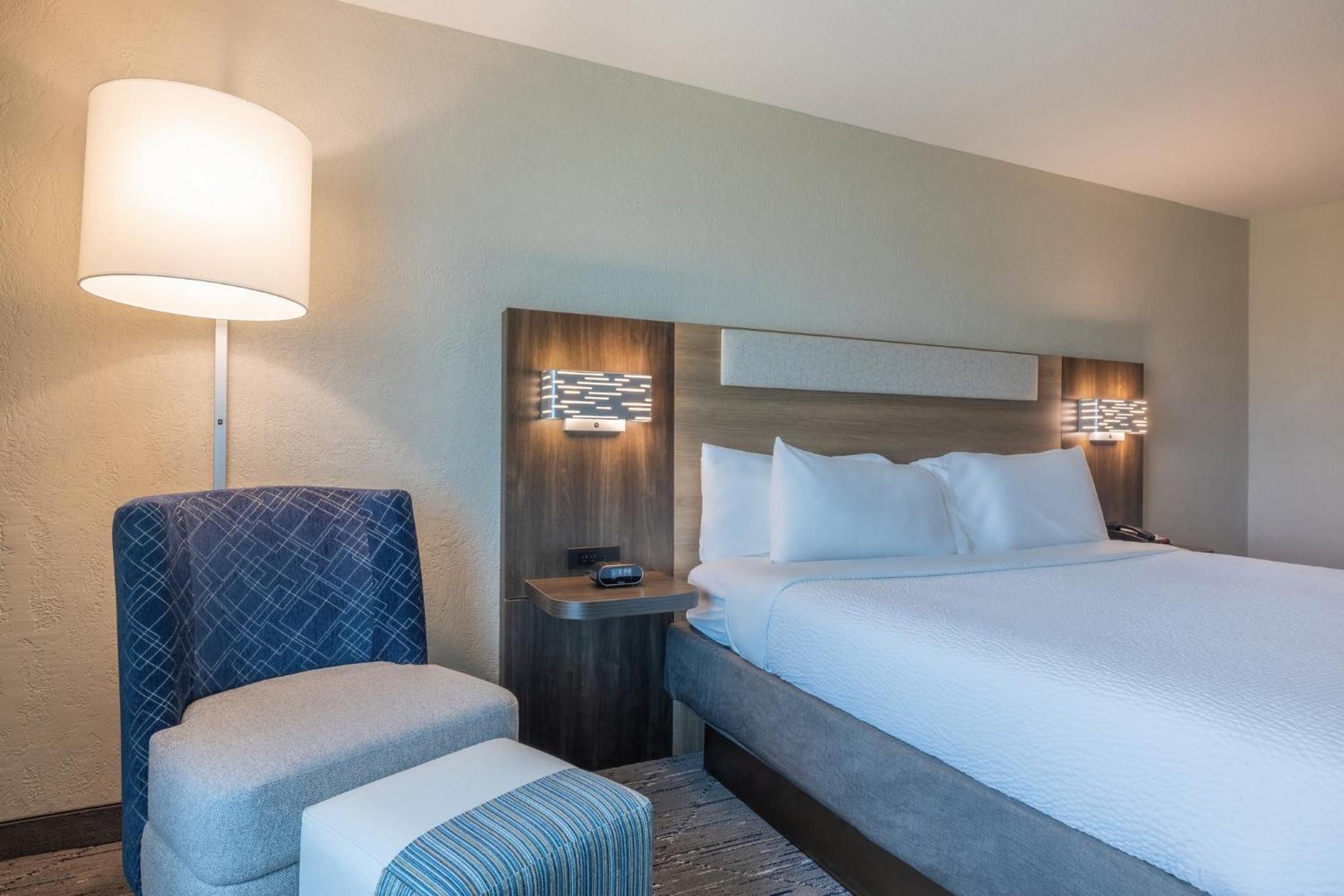 Holiday Inn Express & Suites Kansas City Airport By Ihg Exterior photo