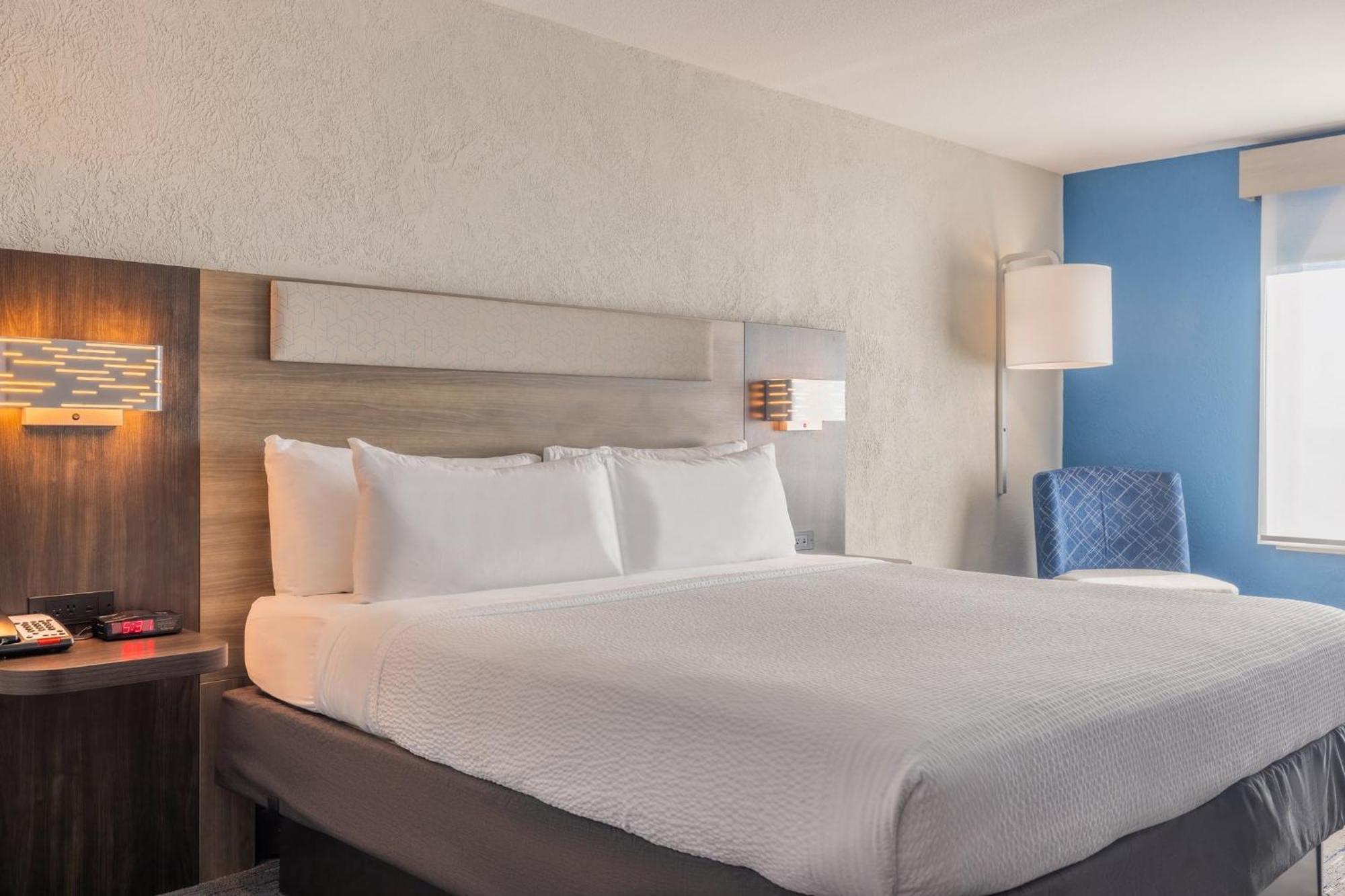 Holiday Inn Express & Suites Kansas City Airport By Ihg Exterior photo