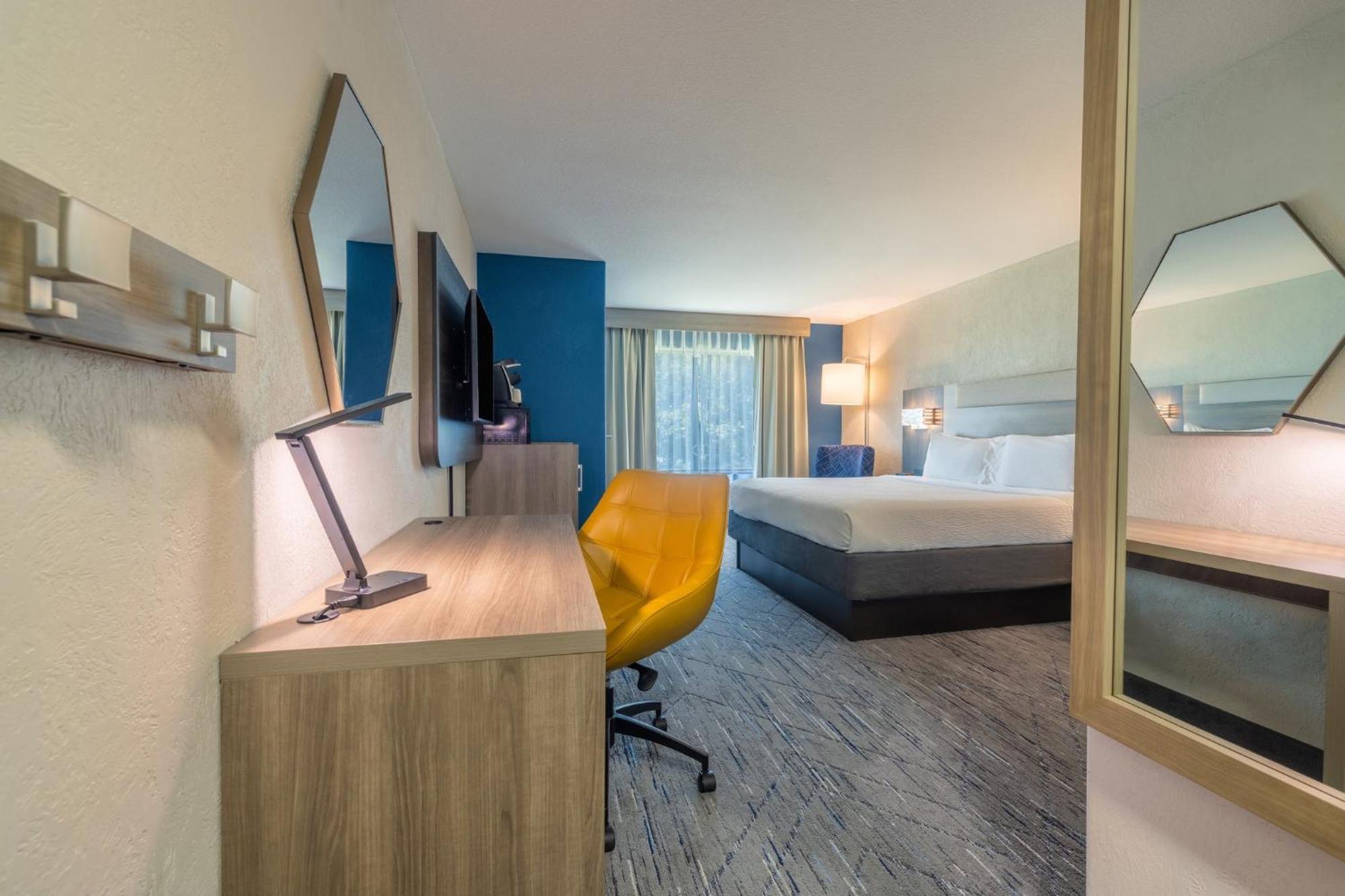 Holiday Inn Express & Suites Kansas City Airport By Ihg Exterior photo