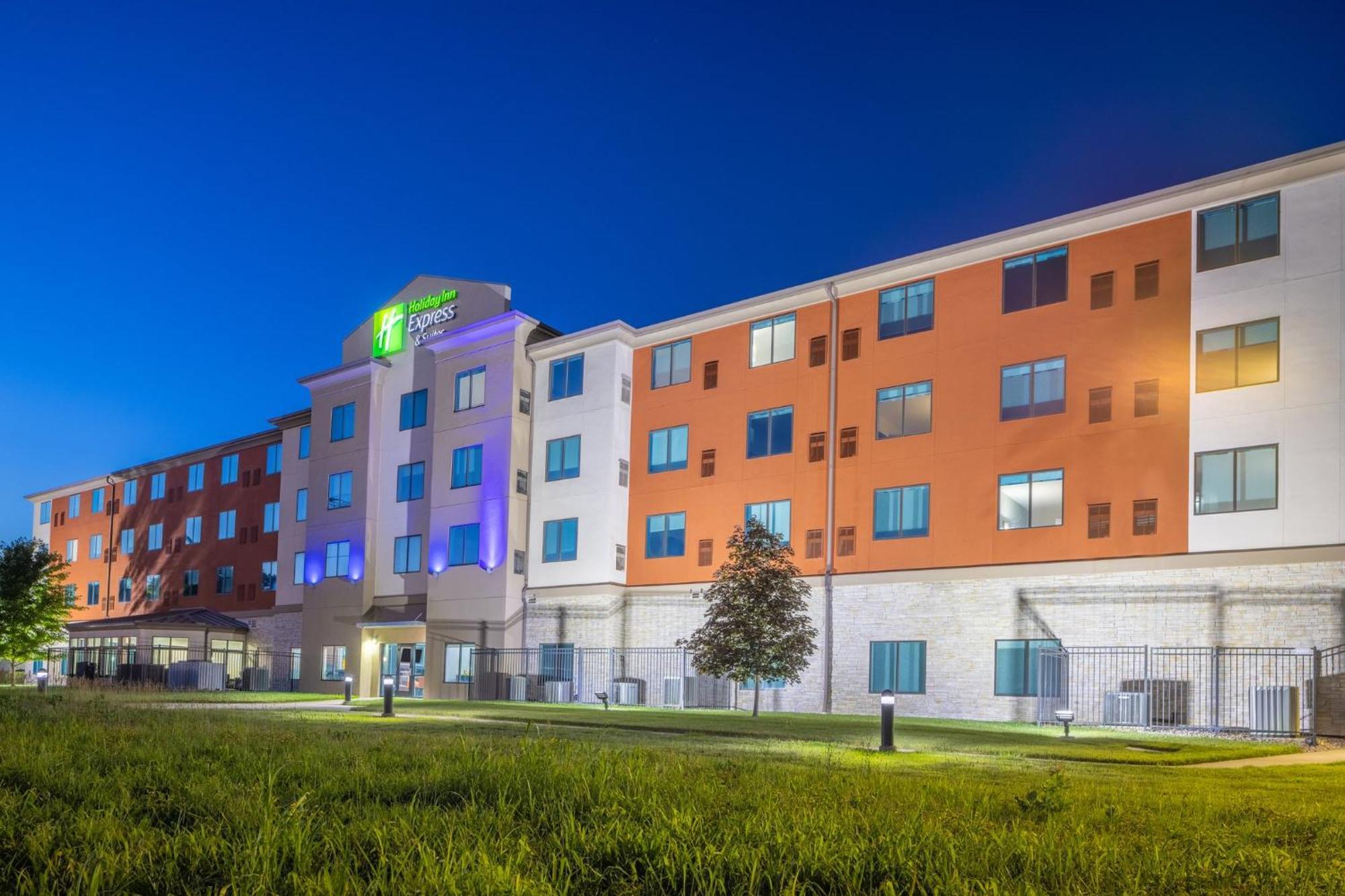 Holiday Inn Express & Suites Kansas City Airport By Ihg Exterior photo