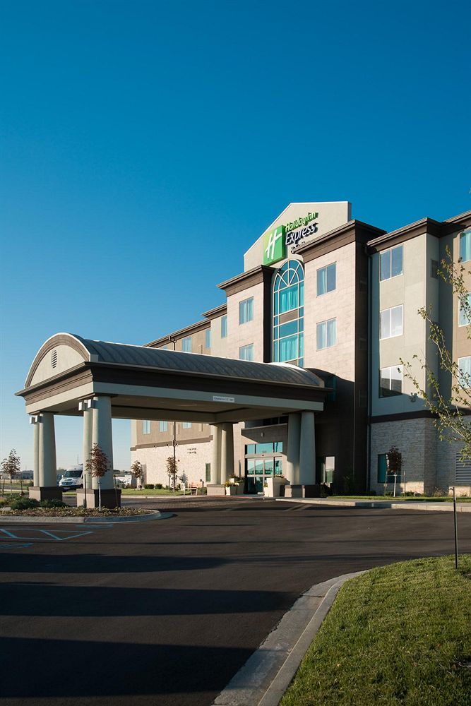 Holiday Inn Express & Suites Kansas City Airport By Ihg Exterior photo